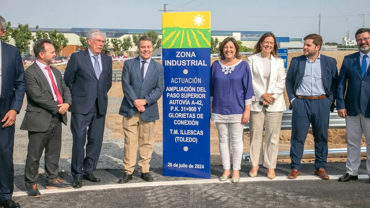 El presidente de Castilla-La Mancha, Emiliano García-Page, ha visitado en Illescas (Toledo) la finalización de las obras de remodelación del paso superior sobre la autovía A-42