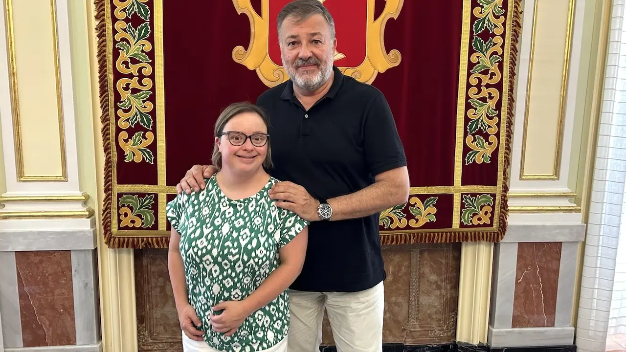El alcalde Darío Dolz junto a Silvia Lara, uno de los Premios Ciudad de Cuenca 2024