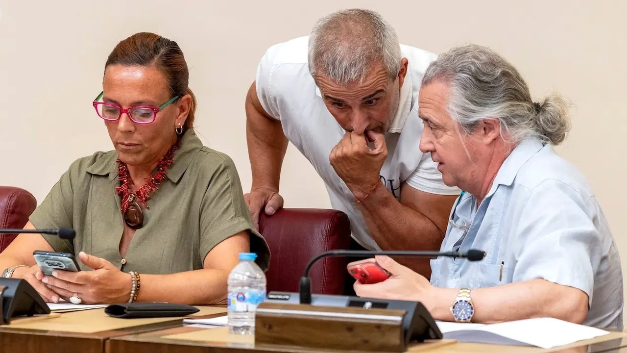 Los tres concejales a los que VOX ha inhabilitado, Leticia Alejandra Martínez, José Bernabé Cotillas (c) y José Ramón Conesa (d), durante el Pleno del Ayuntamiento de Albacete del mes de julio - EFE/ Manu