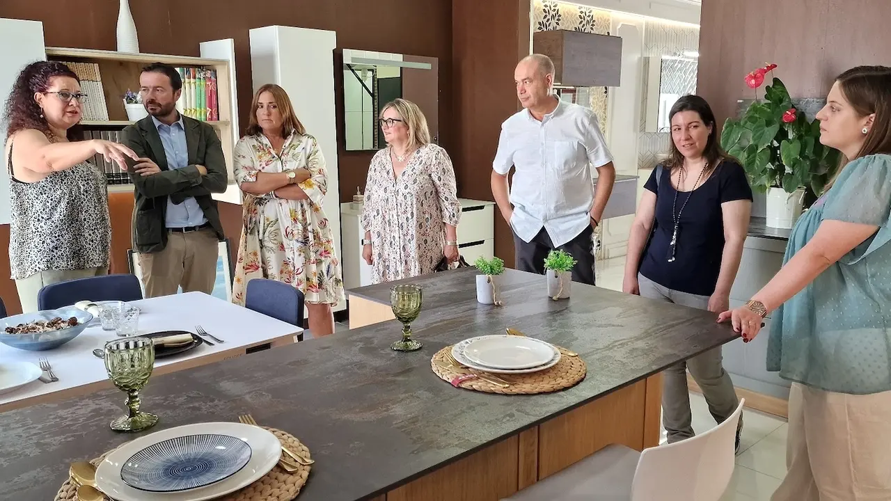 El delegado de la Junta en Guadalajara, José Luis Escudero, durante una visita realizada a las instalaciones de la firma comercial Espaher Cocinas