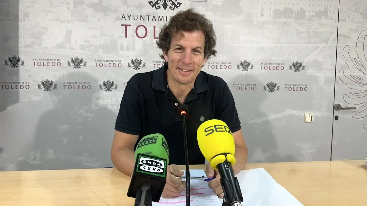 El concejal de Medioambiente, Río Tajo y Deportes del Ayuntamiento de Toledo, Rubén Lozano, durante la rueda de prensa que ha ofrecido en el Consistorio