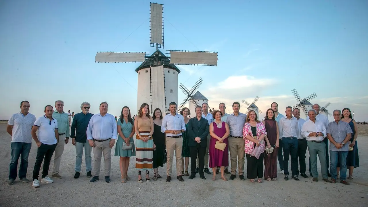 El presidente de Castilla-La Mancha, Emiliano García-Page, ha inaugurado, en Campo de Criptana (Ciudad Real), la obra de accesibilidad y mirador de la Sierra de los Molinos