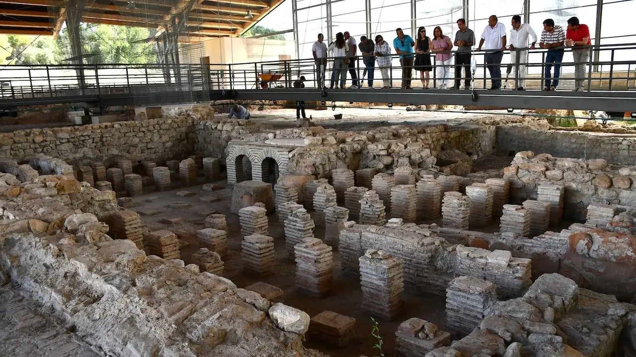 El vicepresidente primero del Gobierno regional, José Luis Martínez Guijarro, visita, en Villar de Domingo García (Cuenca), la campaña de excavaciones en el yacimiento romano de Noheda