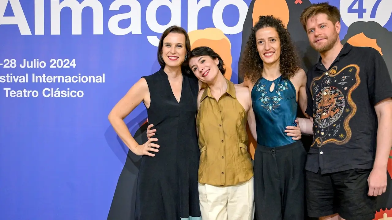 La compañía madrileña 'Taquikardia' con la obra "Atila furioso", tragedia de Cristóbal de Virués, autor casi olvidado, aunque crucial en el Siglo de Oro español, propone una reflexión sobre aquellas cuestiones que se desatan a partir de una tiranía, y bajo la dirección de Natalia Llorente (2i), ha ganado el Certamen Internacional Almagro Off - EFE/Jesús Monroy