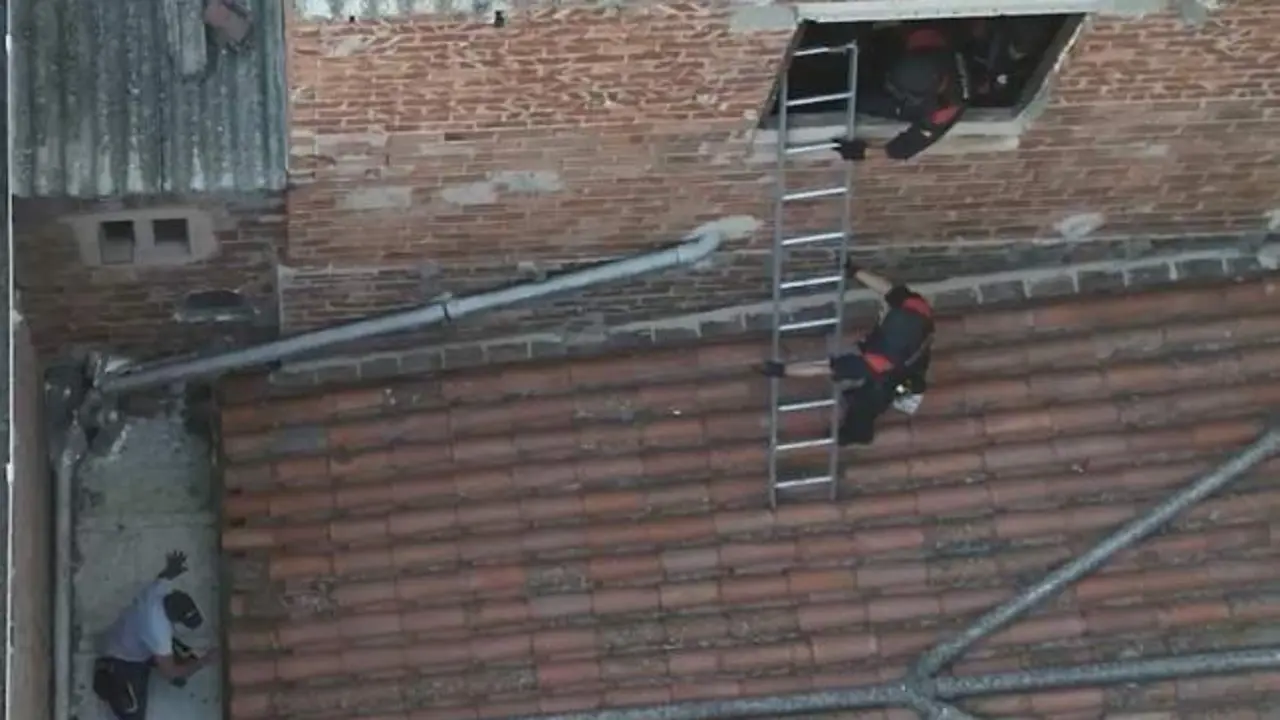 VIDEO. Unos narcos escapan por el tejado y los persiguen con drones hasta detenerlos