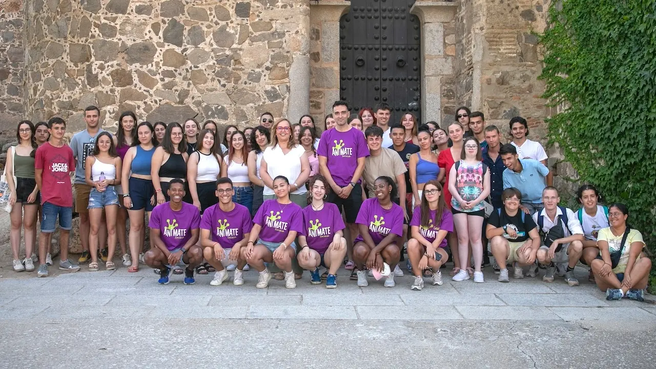 La viceconsejera de Cultura y Deportes, Carmen Teresa Olmedo, ha visitado las actividades del campo de voluntariado juvenil enmarcadas en el programa ‘Verano Joven’ que se está desarrollando en el Castillo de San Servando de Toledo