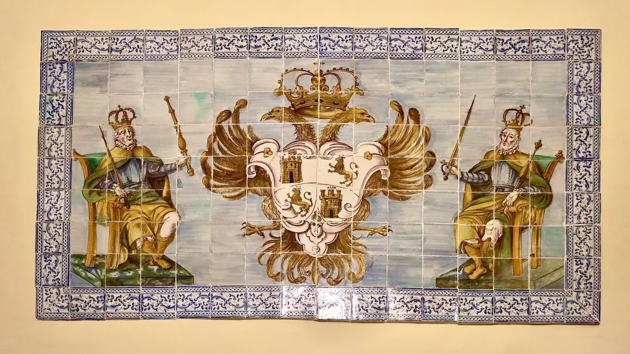 El Ayuntamiento de Toledo restaura el panel de azulejos del zaguán, de 1696
