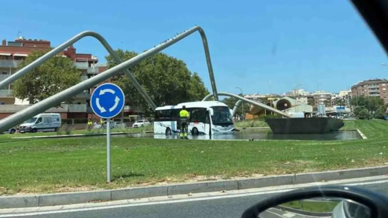 VIDEO. Grave accidente de autobús: pierde el control y acaba en un lago artificial