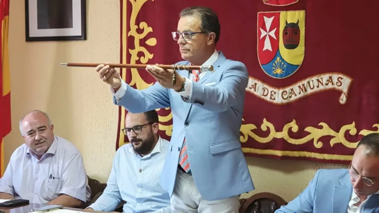 En la imagen de archivo el actual alcalde de Camuñas, Fernando Gallego Vega (PP), durante su toma de posesión con el bastón de mando