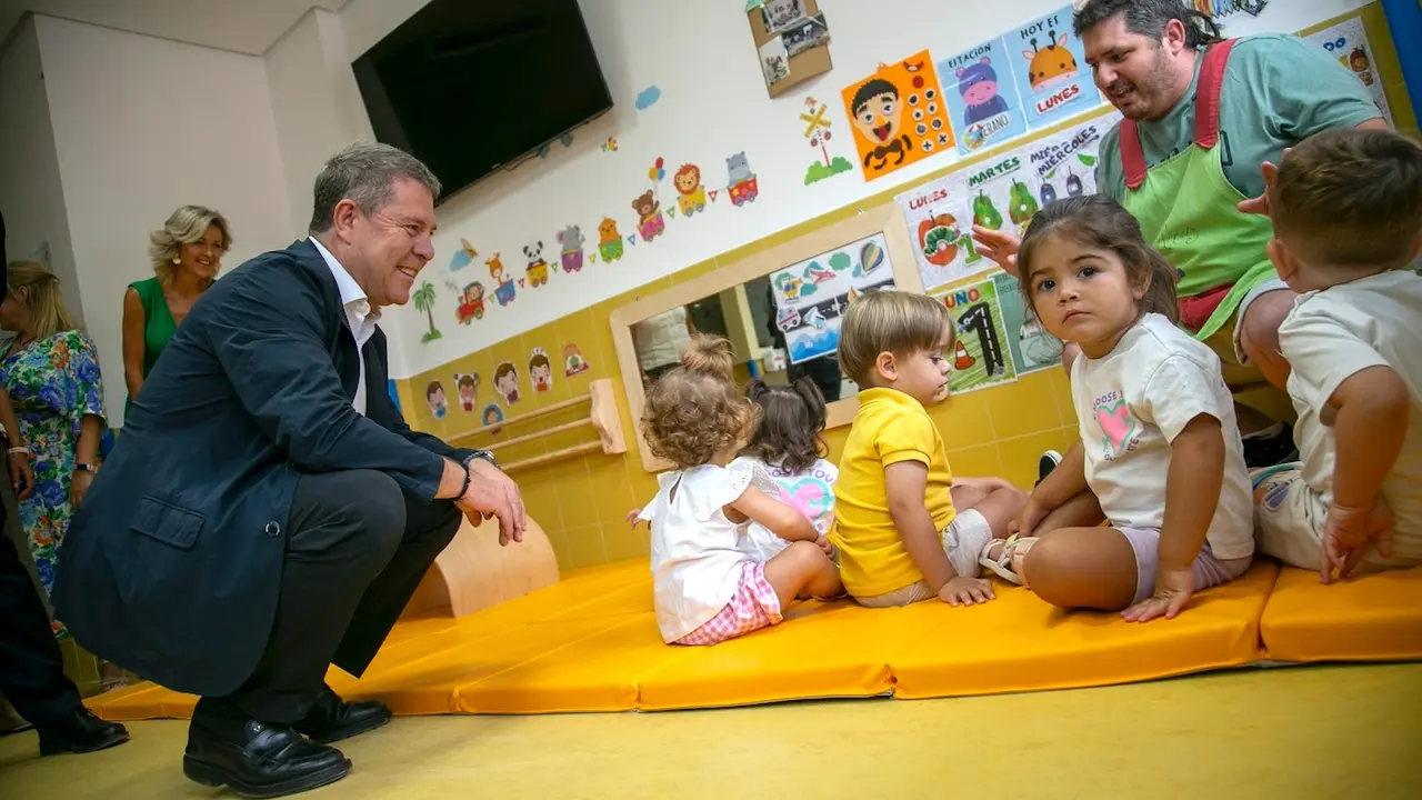 El presidente de Castilla-La Mancha, Emiliano García-Page, ha inaugurado en Santa María de los Llanos (Cuenca), la escuela infantil, ubicada en el C.R.A. Airén, Sección Los Hinojosos