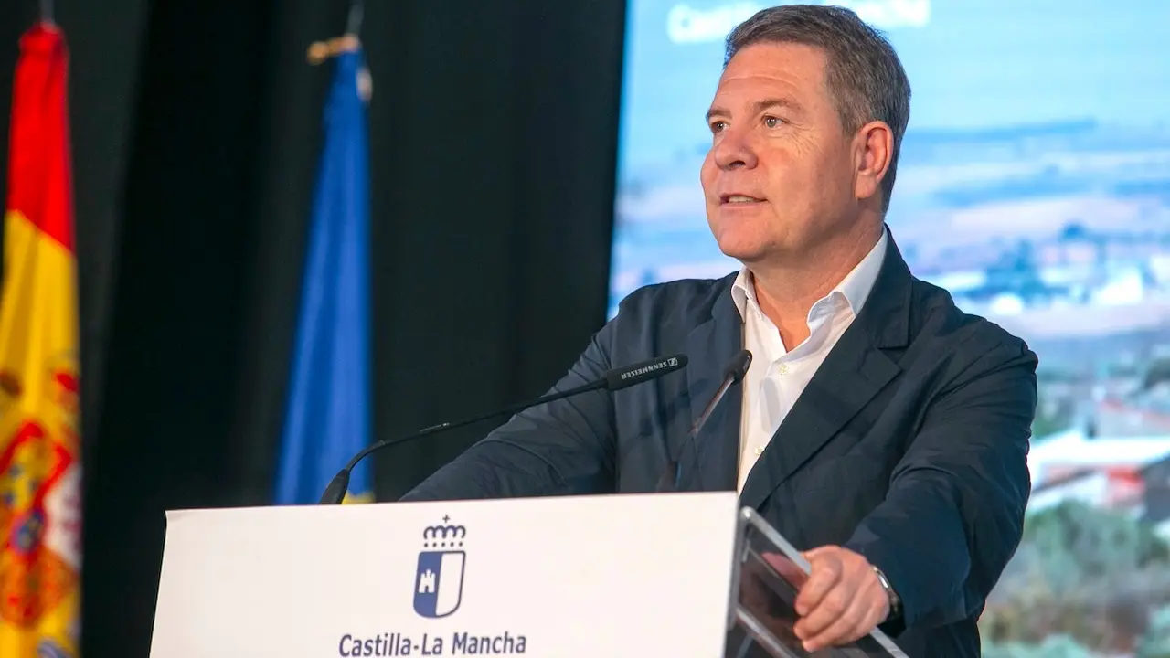 El presidente de Castilla-La Mancha, Emiliano García-Page, ha inaugurado en Santa María de los Llanos (Cuenca), la escuela infantil, ubicada en el C.R.A. Airén, Sección Los Hinojosos