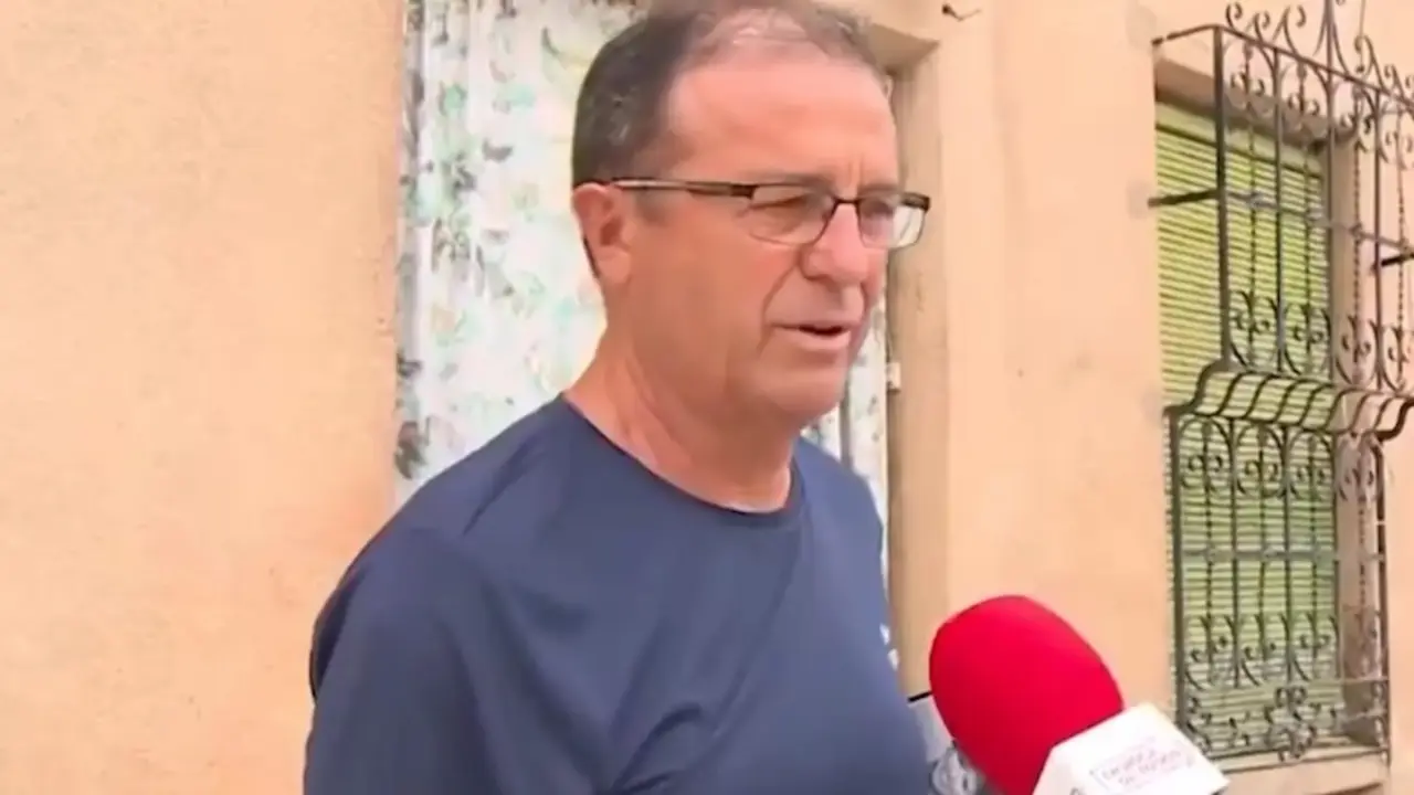 El alcalde de la localidad toledana de Camuñas (Toledo), Fernando Gallego, haciéndose pasar por un vecino y defendiéndose a sí mismo ante las cámaras del programa 'En boca de todos' de Cuatro