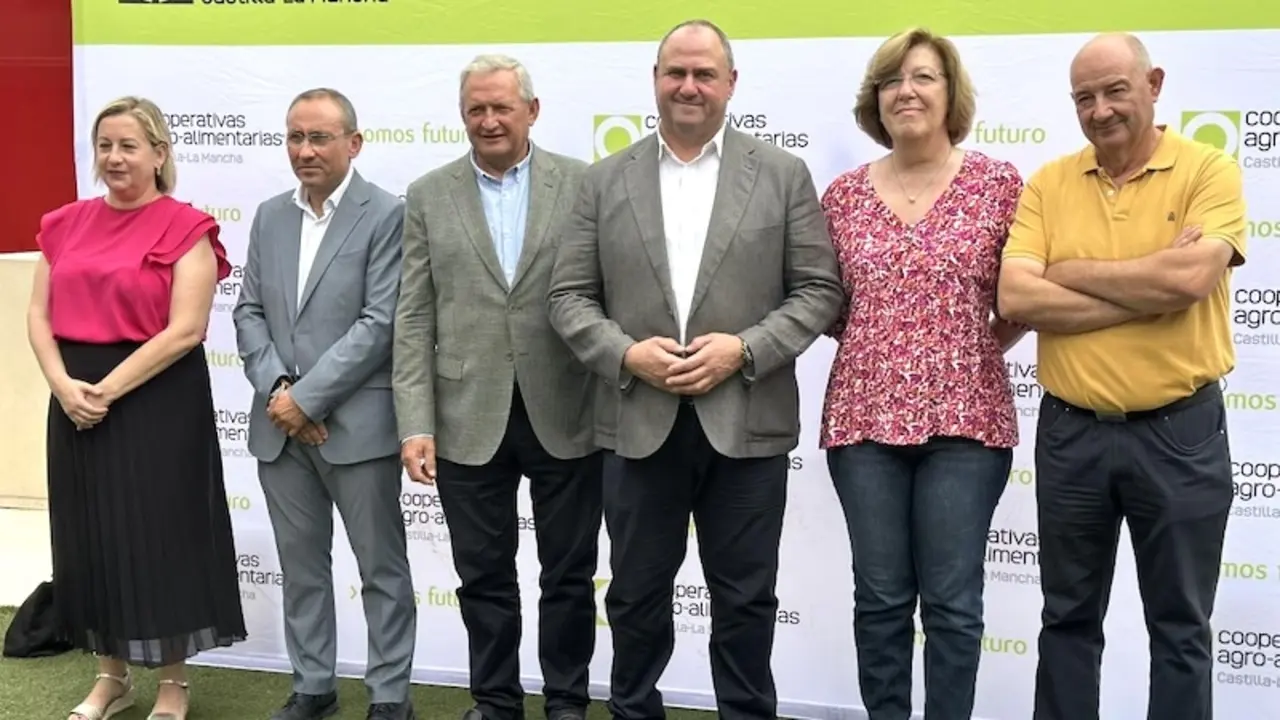 El consejero de Agricultura, Ganadería y Desarrollo Rural, Julián Martínez Lizán, ha asistido al Consejo Rector de Cooperativas Agro-alimentarias de Castilla-La Mancha celebrado en Alcázar de San Juan (Ciudad Real)