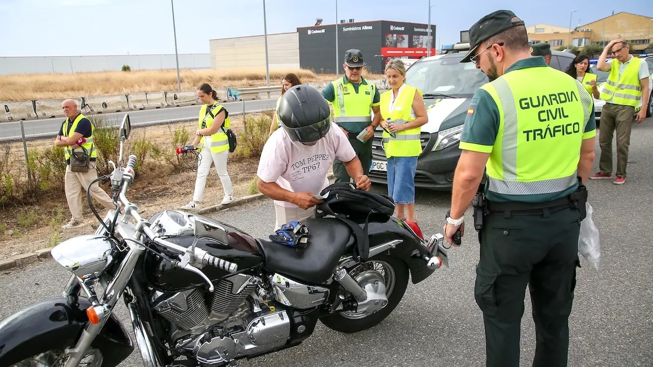 La delegada del Gobierno en Castilla-La Mancha, Milagros Tolón, presente este lunes en un control para informar a los motoristas que se ha llevado a cabo en la A-42, a la altura de Illescas (Toledo)