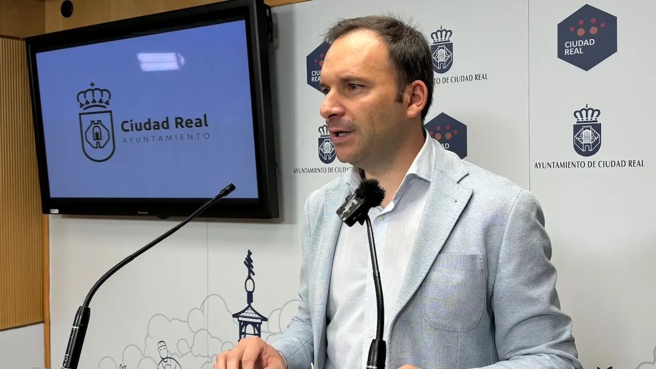 El portavoz del equipo de Gobierno del Ayuntamiento de Ciudad Real, Guilleramo Arroyo, durante la rueda de prensa que ha ofrecido