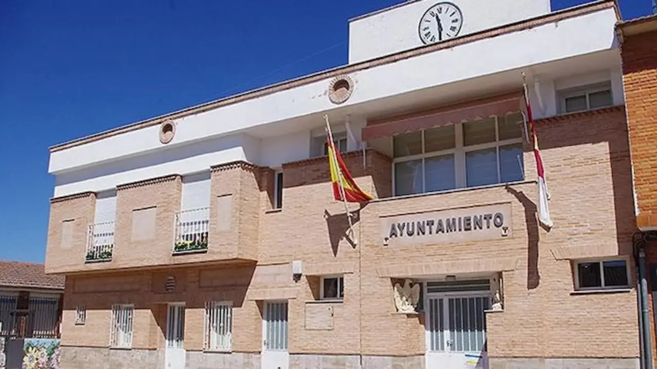 En la imagen de archivo el Ayuntamiento de El Torno (Ciudad Real)