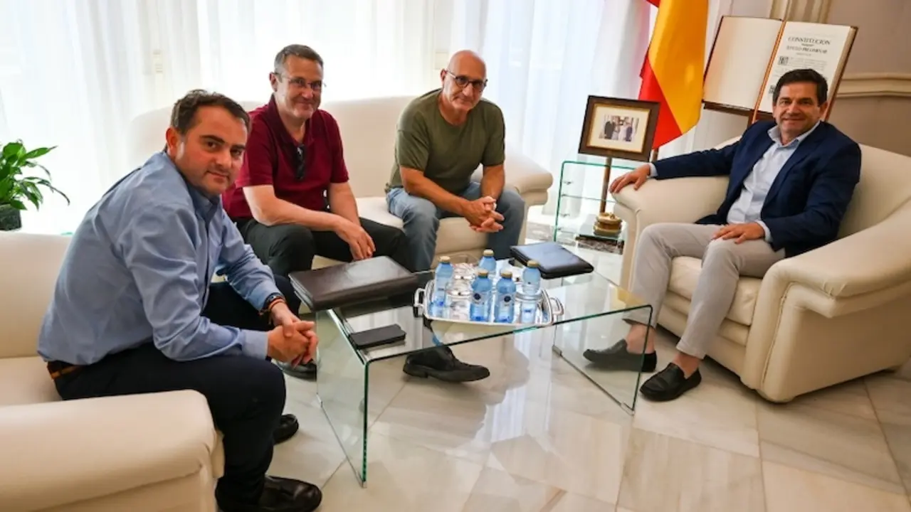 Una delegación de la Mancomunidad de Aguas del Campo de Calatrava, encabezada por su presidente, ha sido recibida por Miguel Ángel Valverde