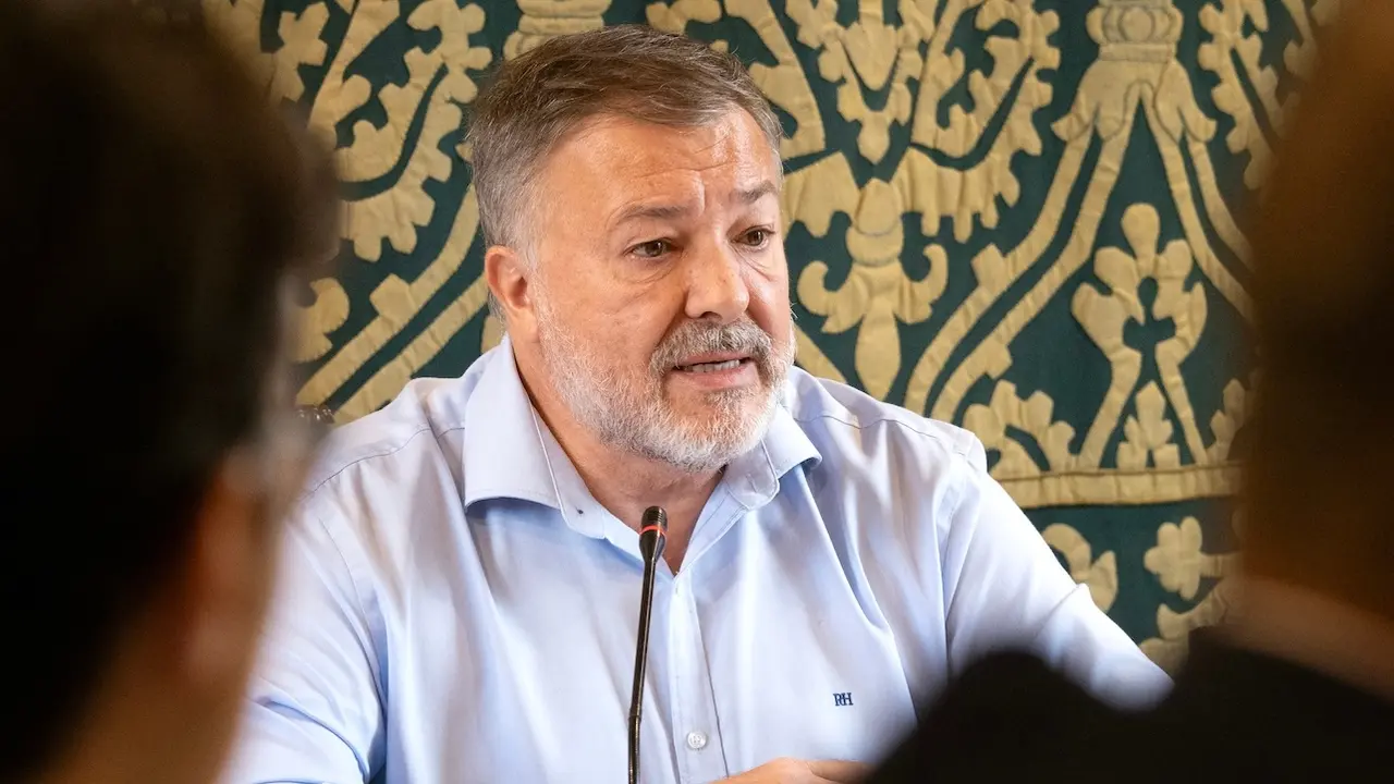 El alcalde de Cuenca, Darío Dolz, participa en el Debate sobre el Estado de la Ciudad celebrado este lunes en el Ayuntamiento de Cuenca - EFE / Álvaro del Olmo