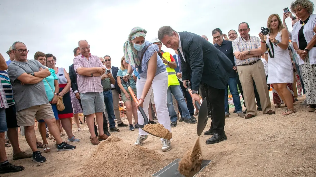 El presidente de Castilla-La Mancha, Emiliano García-Page, ha colocado en Horcajo de Santiago (Cuenca), la primera piedra del nuevo centro de salud