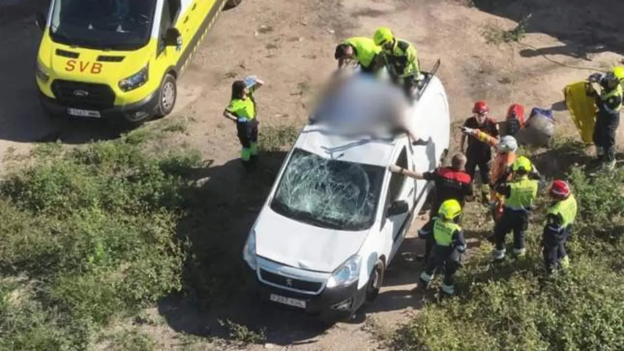 Un conductor sin carné atropella a un ciclista y lo lleva en la baca de la furgoneta
