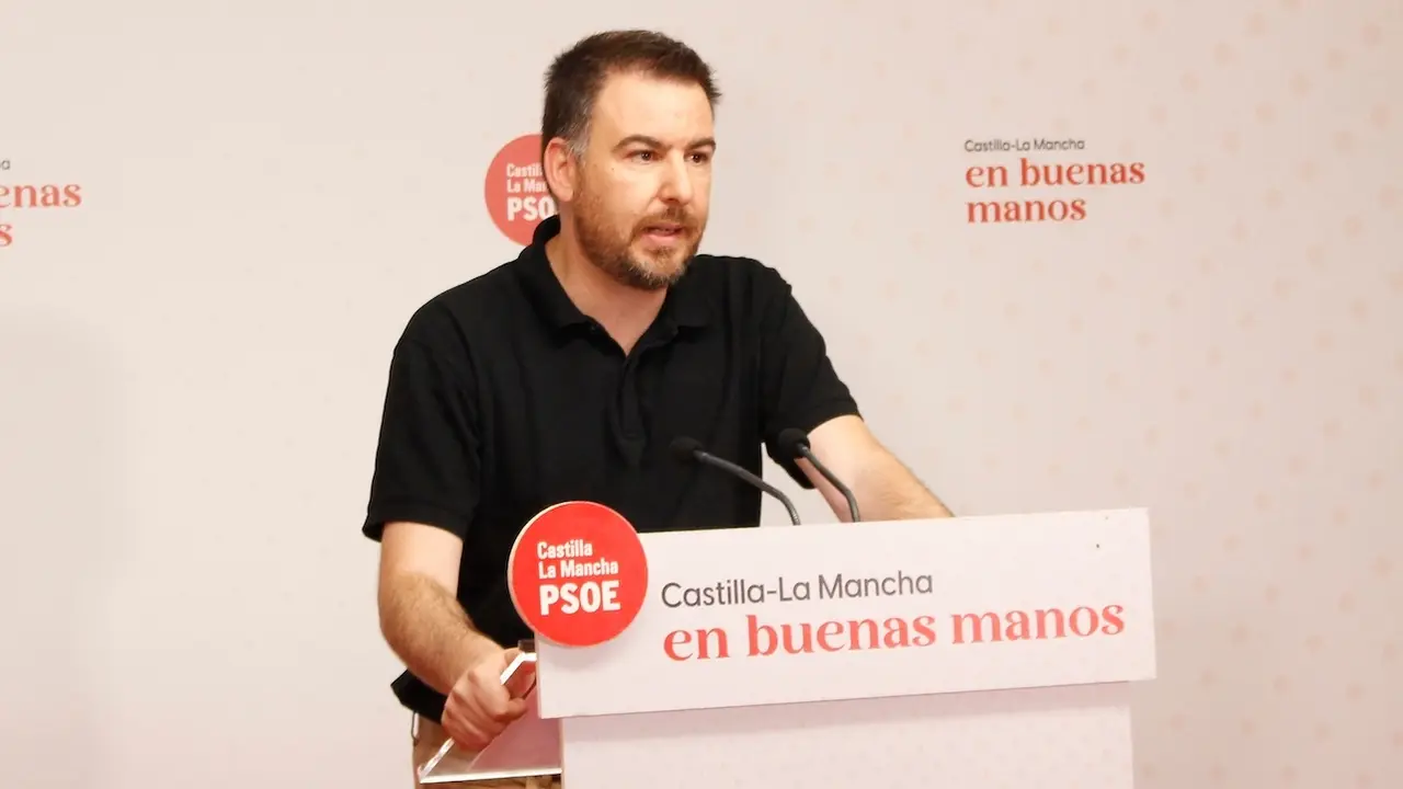 El diputado del PSOE en las Cortes de Castilla-La Mancha, Antonio Sánchez Requena, durante la rueda de prensa que ha ofrecido en la sede de los socialistas en Toledo