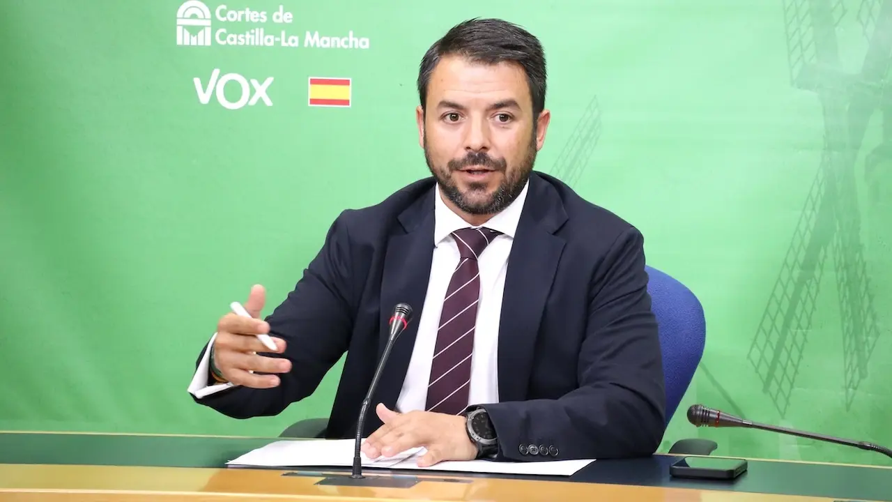 El portavoz de Vox en las Cortes de Castilla-La Mancha, Iván Sánchez, durante la rueda de prensa que ha ofrecido en el Parlamento regional