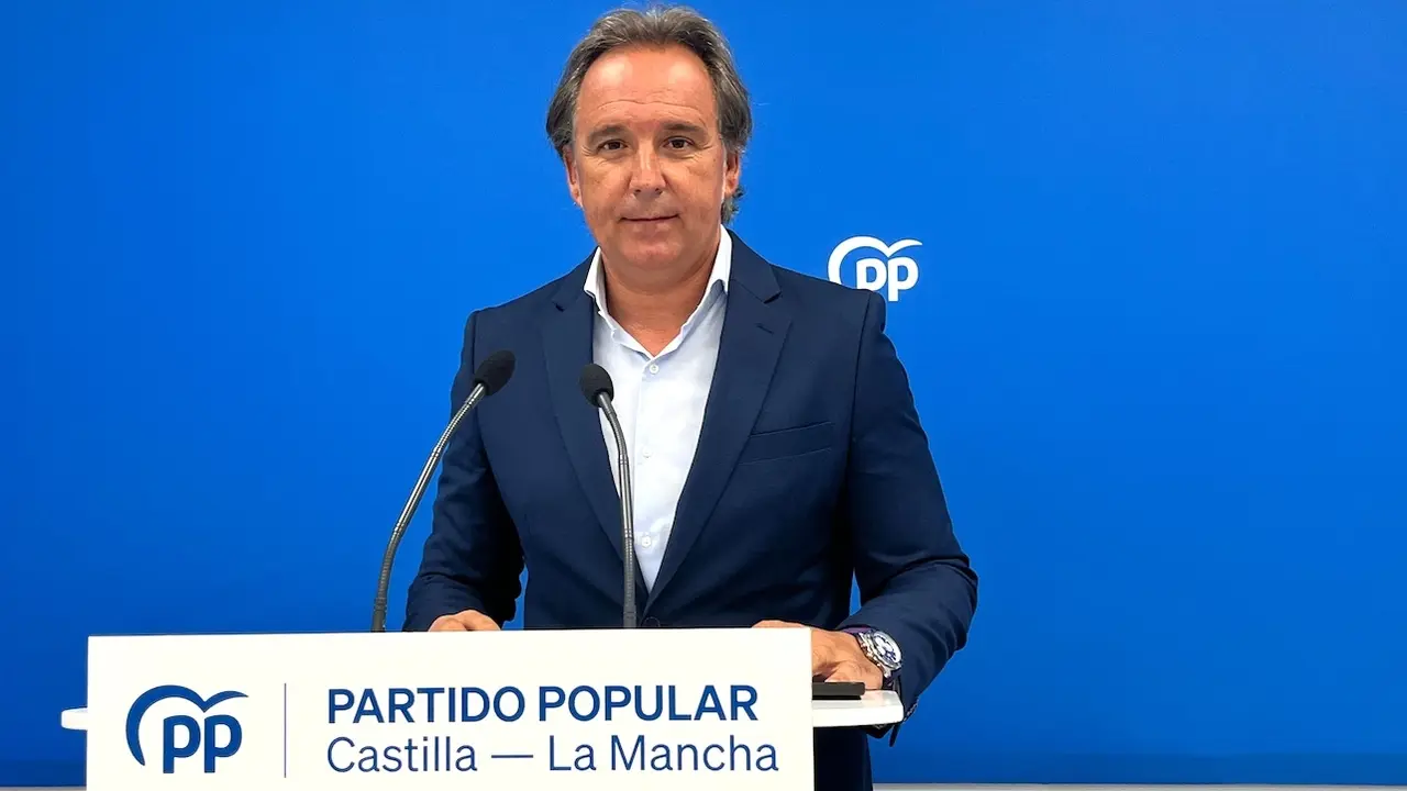 El vicesecretario de Política Territorial del PP de Castilla-La Mancha y senador, Israel Pérez, durante la rueda de prensa que ha ofrecido en la sede de los 'populares' en Toledo