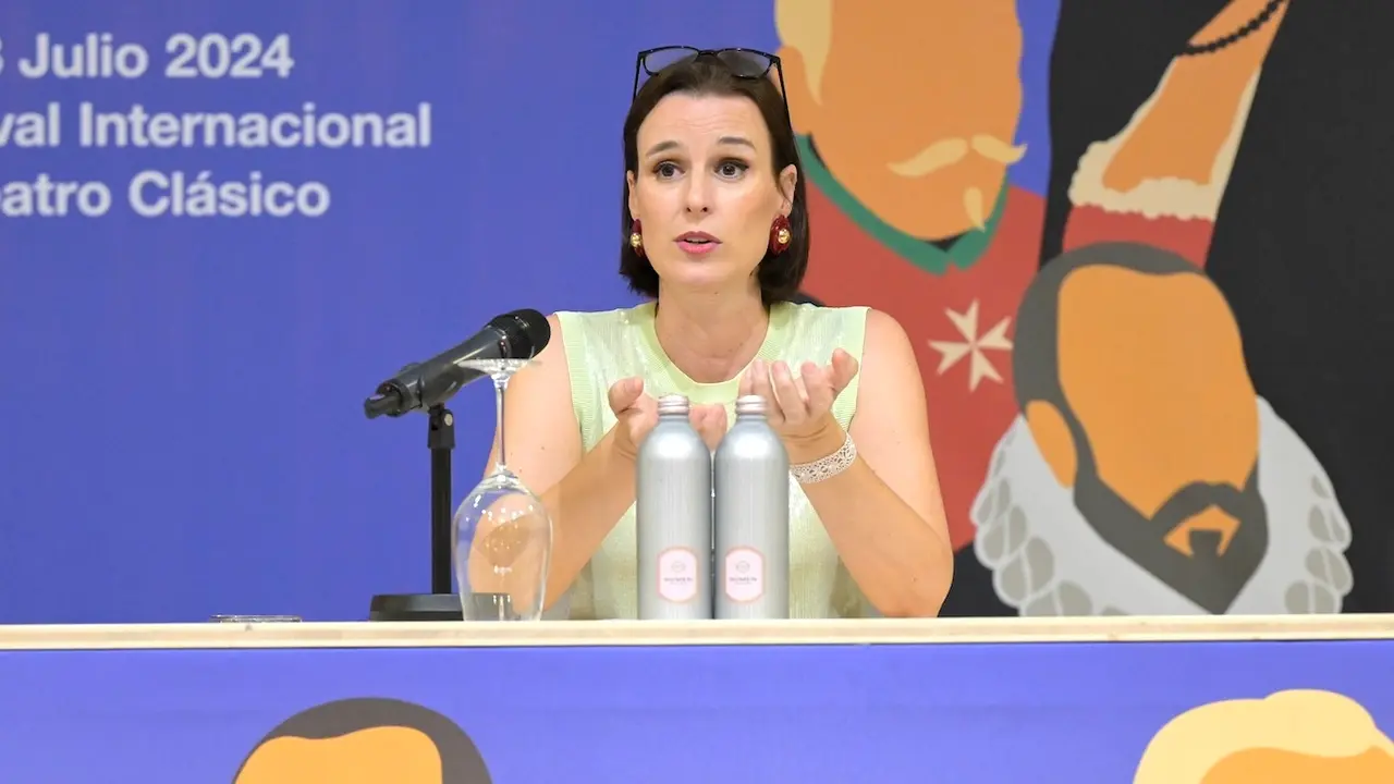 La directora del Festival Internacional de Teatro Clásico de Almagro, Irene Pardo, en rueda de prensa este martes, ha asegurado que esta edición ha registrado casi 10.000 asistentes más que la del pasado año que acabó con un total de 55.799 asistentes - EFE/Jesús Monroy