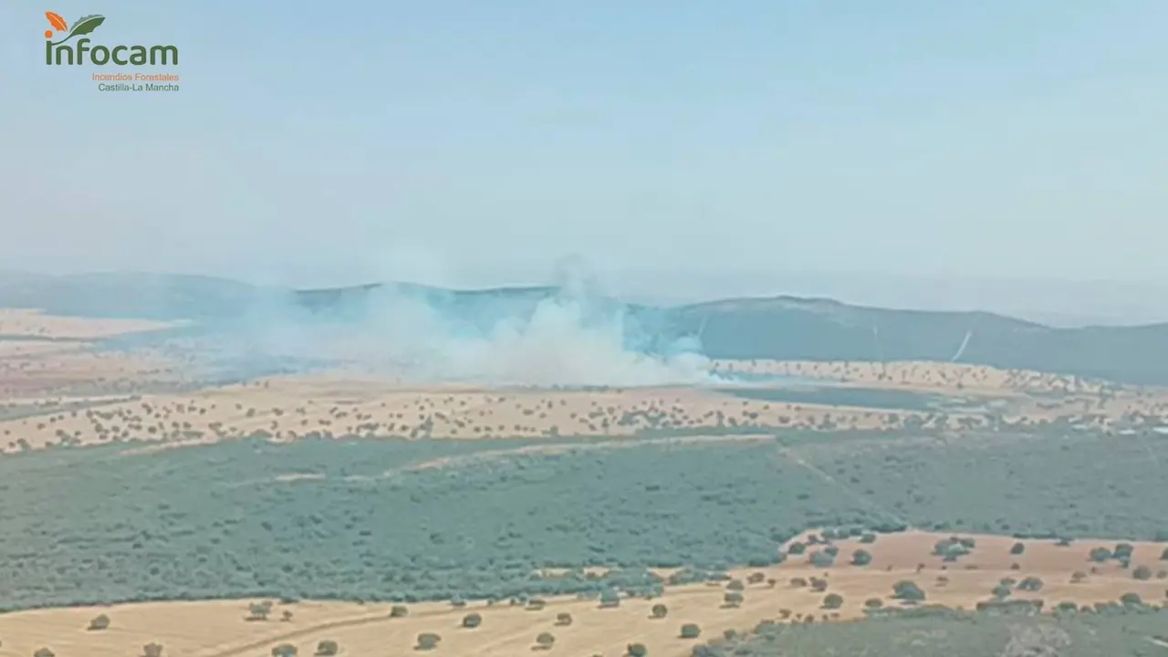Medios aéreos y terrestres trabajan en un incendio en Cabezarados (Ciudad Real), que está en nivel 1