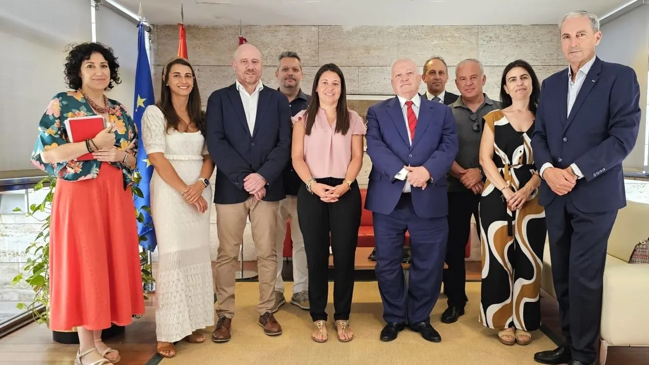 La consejera de Bienestar Social, Bárbara García Torijano, ha mantenido una reunión de trabajo con representantes de la Unión de Agencias de Viaje de España (UNAV) para perfilar las condiciones del Programa de Turismo Social