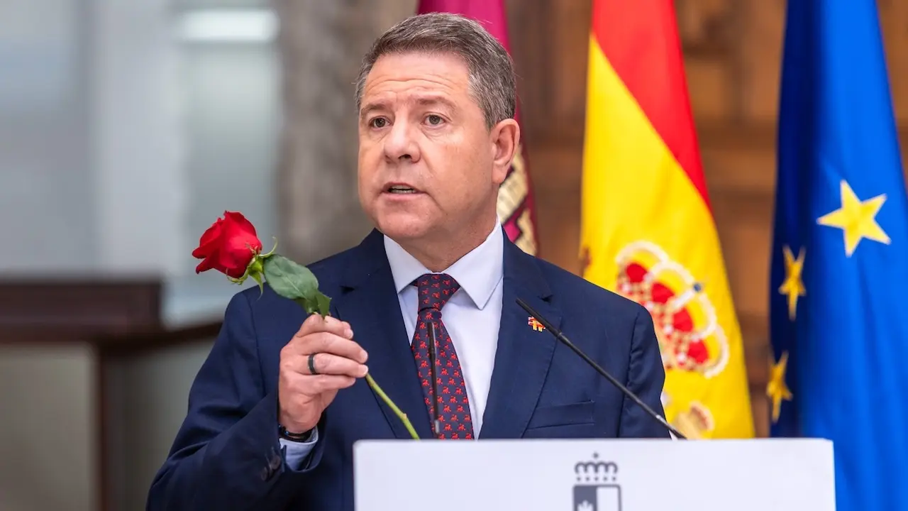 El presidente de Castilla-La Mancha, Emiliano García-Page, durante la declaración institucional que ha ofrecido en el Palacio de Fuensalida de Toledo tras el acuerdo entre el PSC y ERC - EFE/Ángeles Visdómine