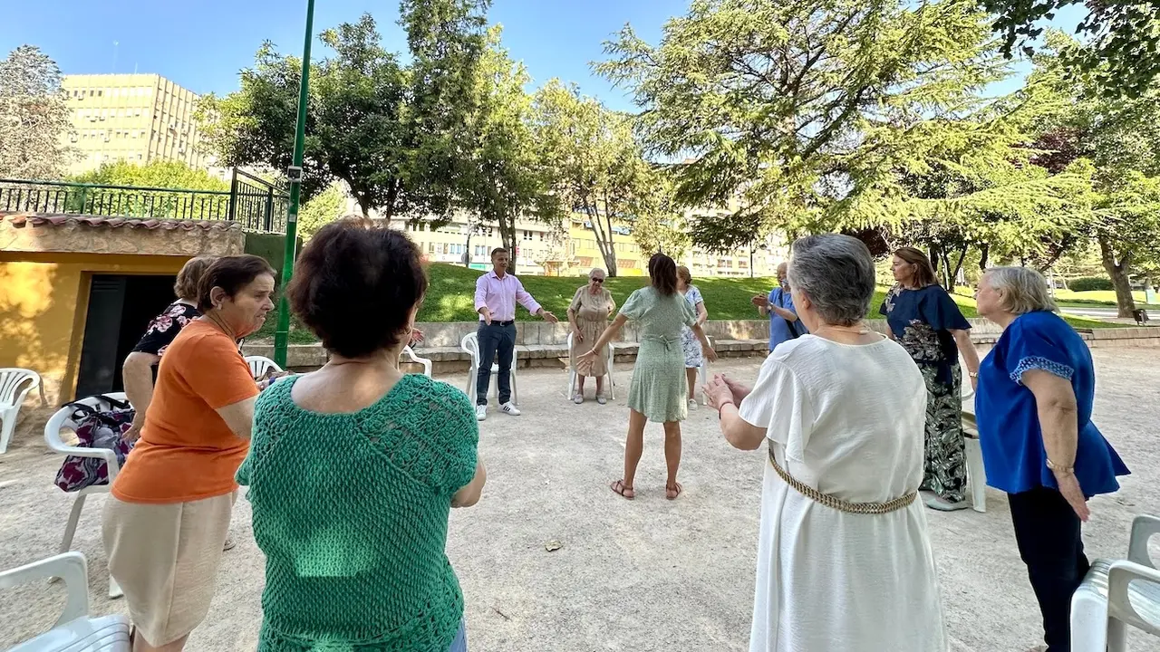 Serrano destaca la importancia de promover la autonomía personal de los mayores a través de proyectos como el 'Verano saludable'
