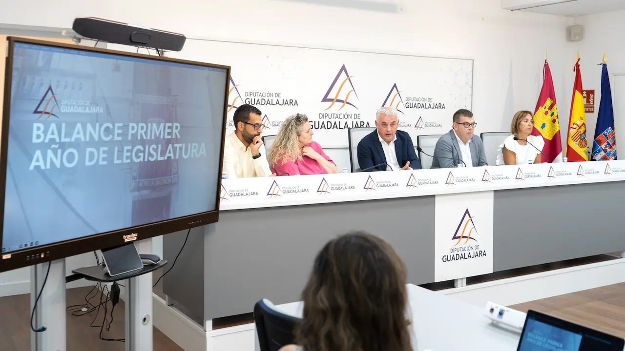 El presidente de la Diputación de Guadalajara, José Luis Vega, acompañado de su equipo de gobierno durante la rueda de prensa que ha ofrecido
