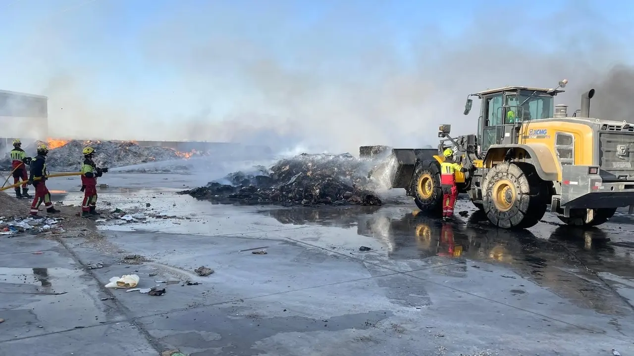 Extinguido un incendio en el exterior de una planta de reciclaje en Noblejas (Toledo)