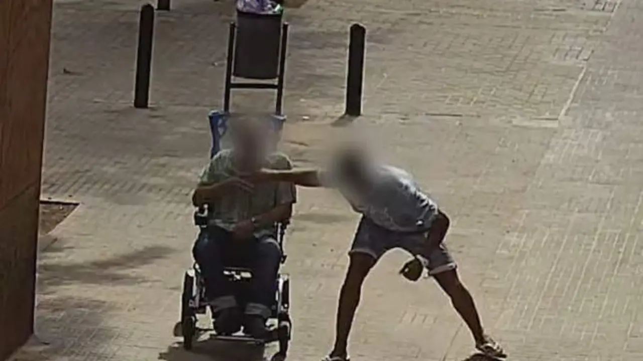 VIDEO Asaltan a un hombre en silla de ruedas y le arrancan una cadena de oro