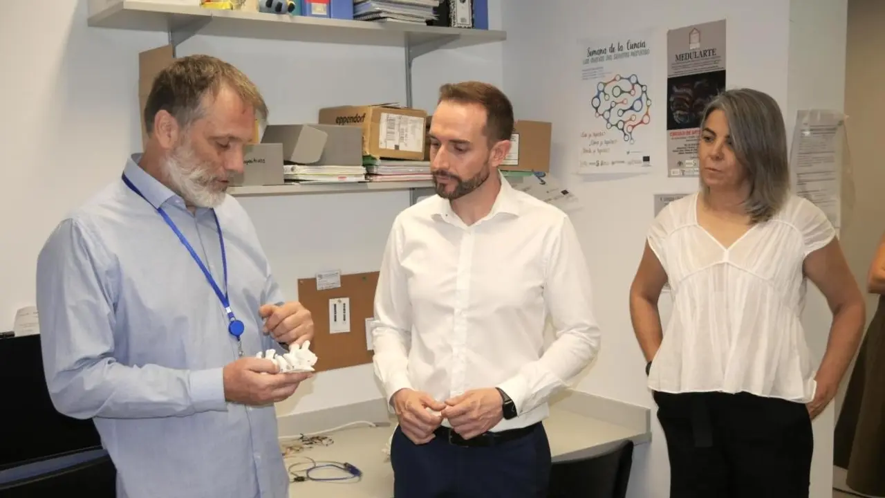 El director de la Agencia de Investigación e Innovación, José Antonio Castro, ha visitado el Hospital Nacional de Parapléjicos donde ha conocido algunos de los proyectos de investigación financiados por el gobierno regional