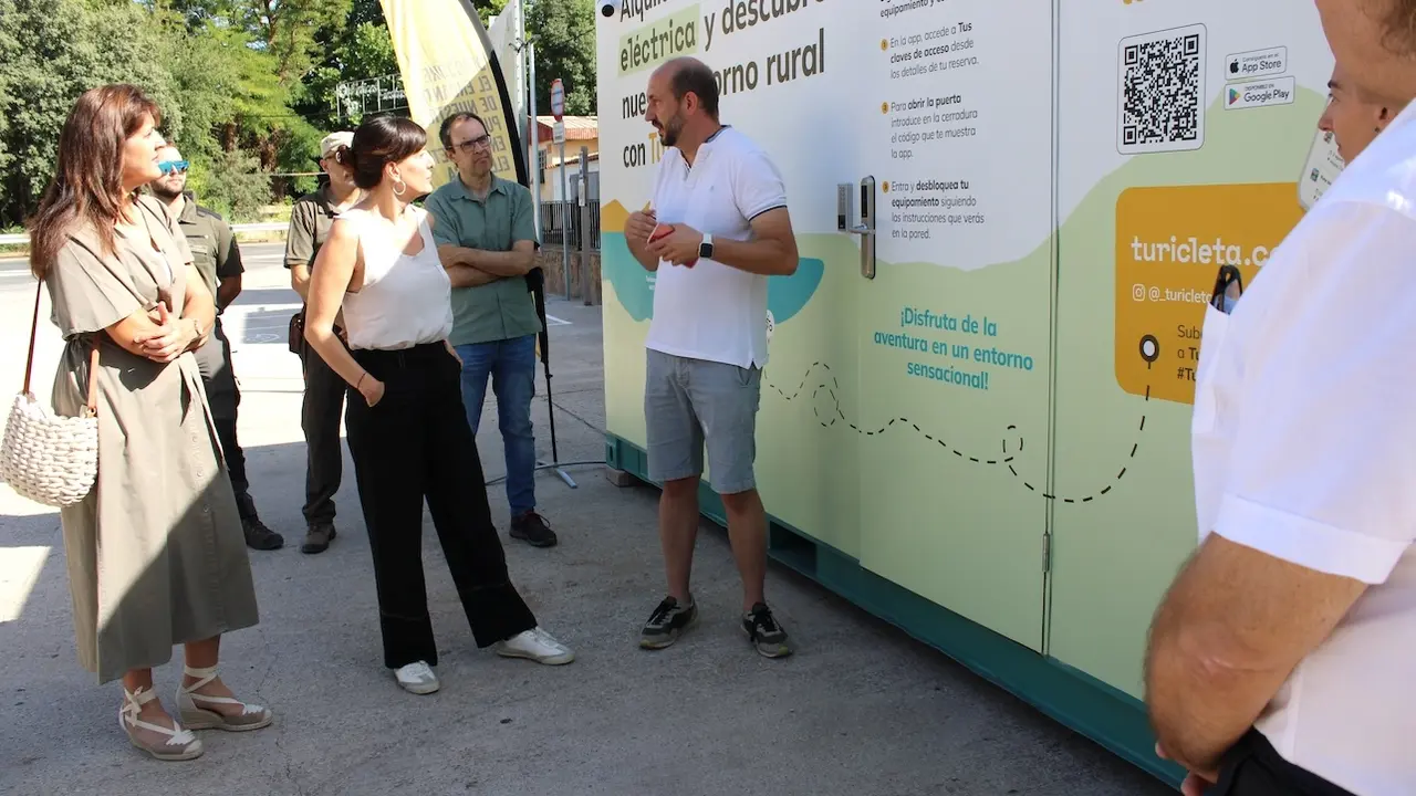 La delegada de la Junta en Ciudad Real, Blanca Fernández, ha inaugurado una estación de alquiler de bicicletas eléctricas en Ruidera