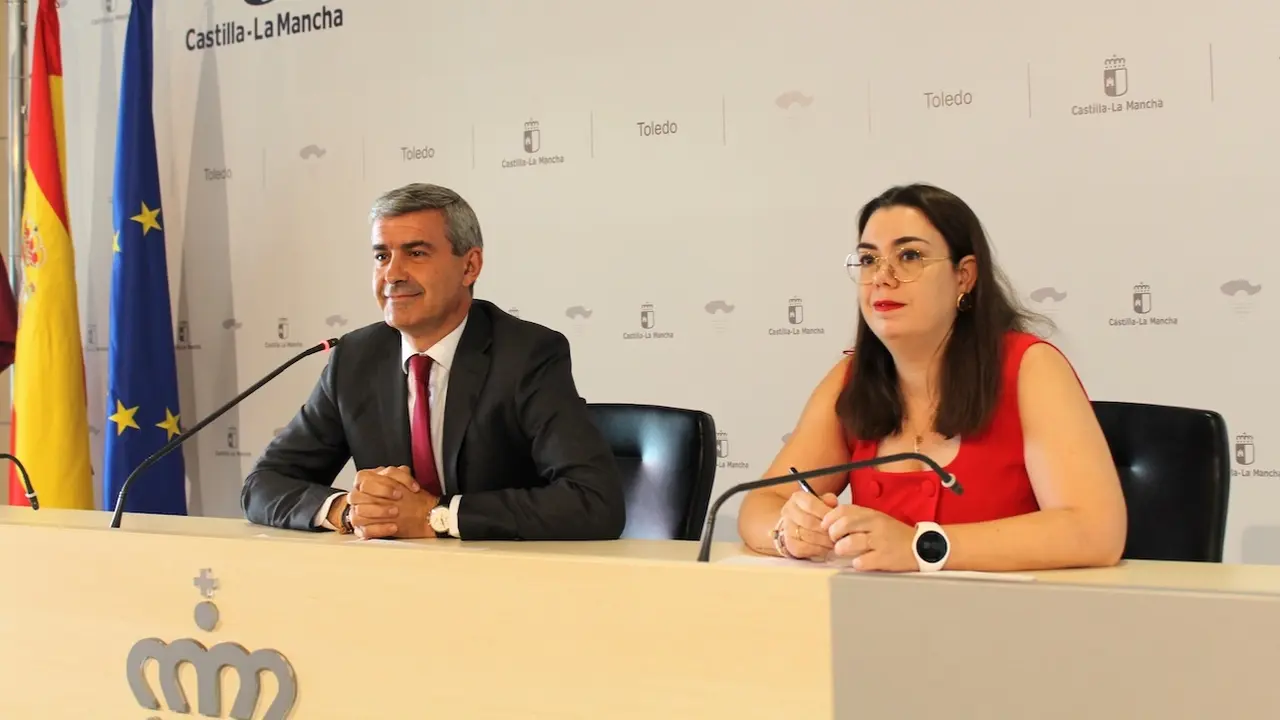 El delegado de la Junta en Toledo, Álvaro Gutiérrez, junto a la delegada provincial de Igualdad, Nuria Cogolludo, durante la rueda de prensa que han ofrecido