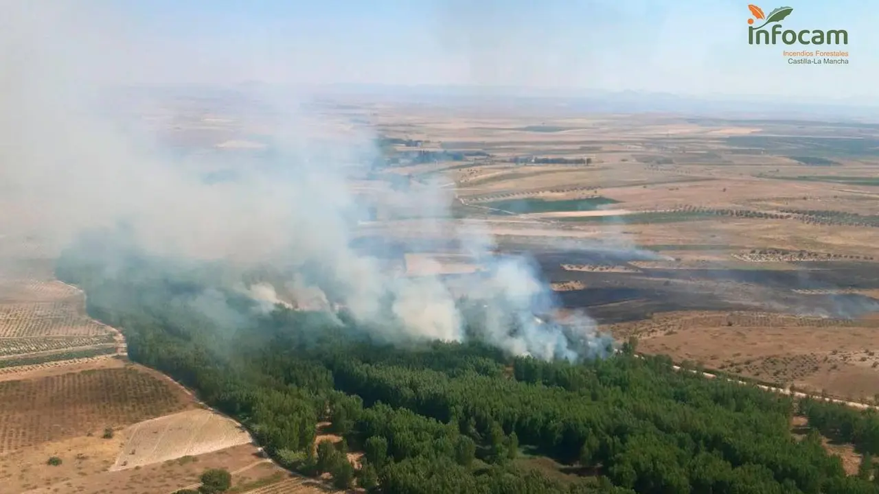 Varios medios trabajan en la extinción de un incendio forestal declarado en Fuensalida (Toledo)