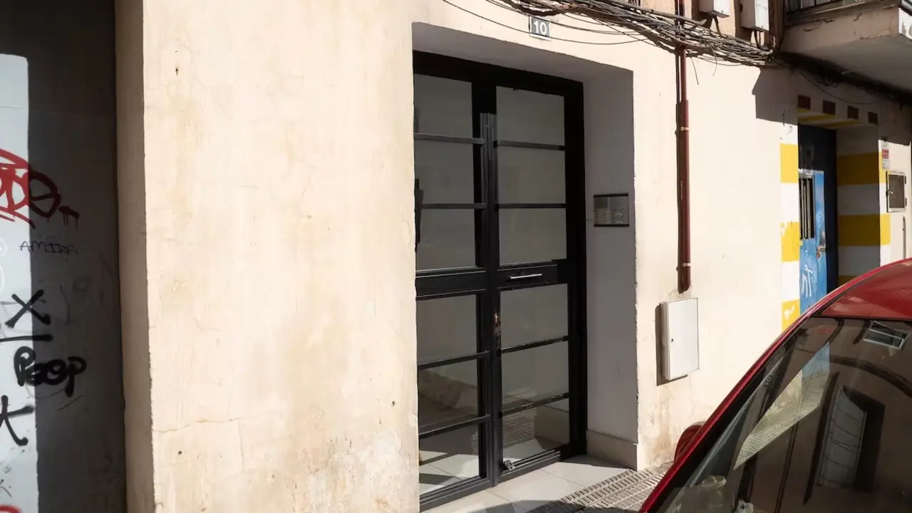 Vista de la vivienda en la que una mujer de 57 años ha fallecido poco antes de esta medianoche tras ser agredida con un cuchillo, a la altura del cuello, en un domicilio de la calle Santa Ana de Cuenca - EFE/Álvaro del Olmo