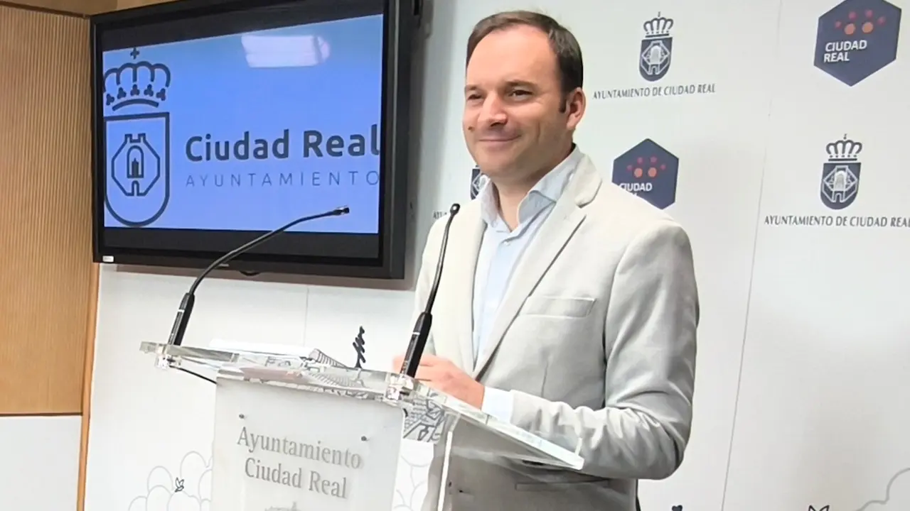 El portavoz del equipo de Gobierno del Ayuntamiento de Ciudad Real, Guillermo Arroyo, durante la rueda de prensa que ha ofrecido en el Consistorio