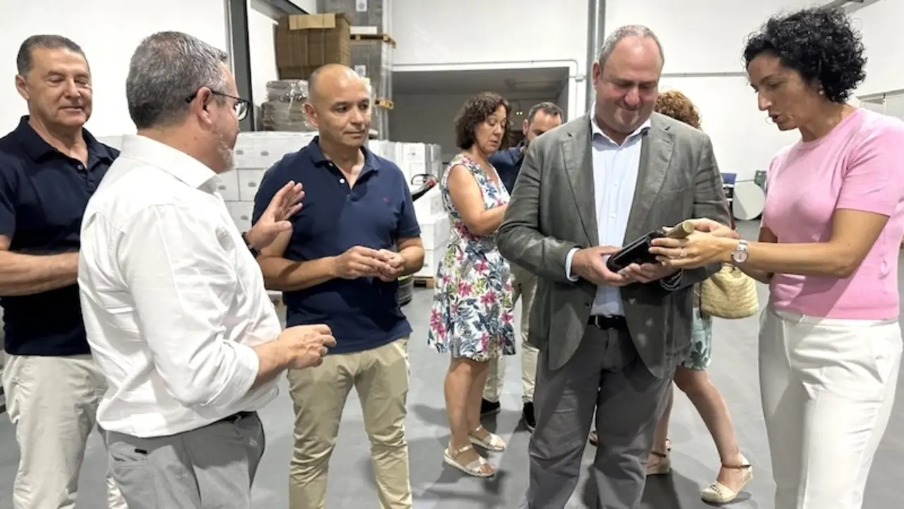 El consejero de Agricultura, Ganadería y Desarrollo Rural, Julián Martínez Lizán, ha asistido a la presentación de las cuatro convocatorias con las que el Grupo de Desarrollo Rural Monte Ibérico-Corredor de Almansa inicia el nuevo periodo LEADER 2023-2027