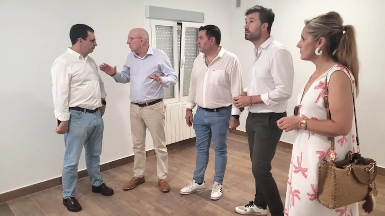 El comisionado del Reto Demográfico, Jesús Alique, ha visitado en Los Navalmorales (Toledo) una de las once viviendas que se están rehabilitando en la región con cargo al Fondo de Cohesión Territorial