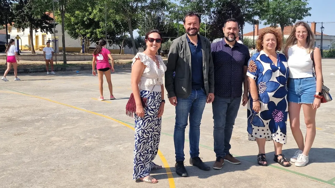 El delegado de la Junta en Guadalajara, José Luis Escudero, en la visita cursada al campamento de verano que se está desarrollando en Mohernando y financiado a través del Plan Corresponsables