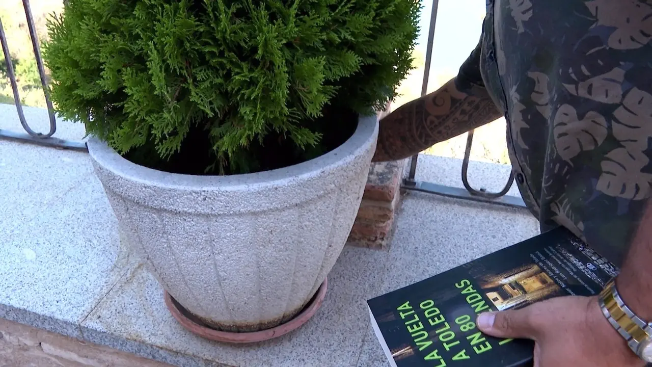 Libros usados buscan una segunda vida retando a los lectores a encontrarlos en plazas, monumentos y emblemas de Toledo