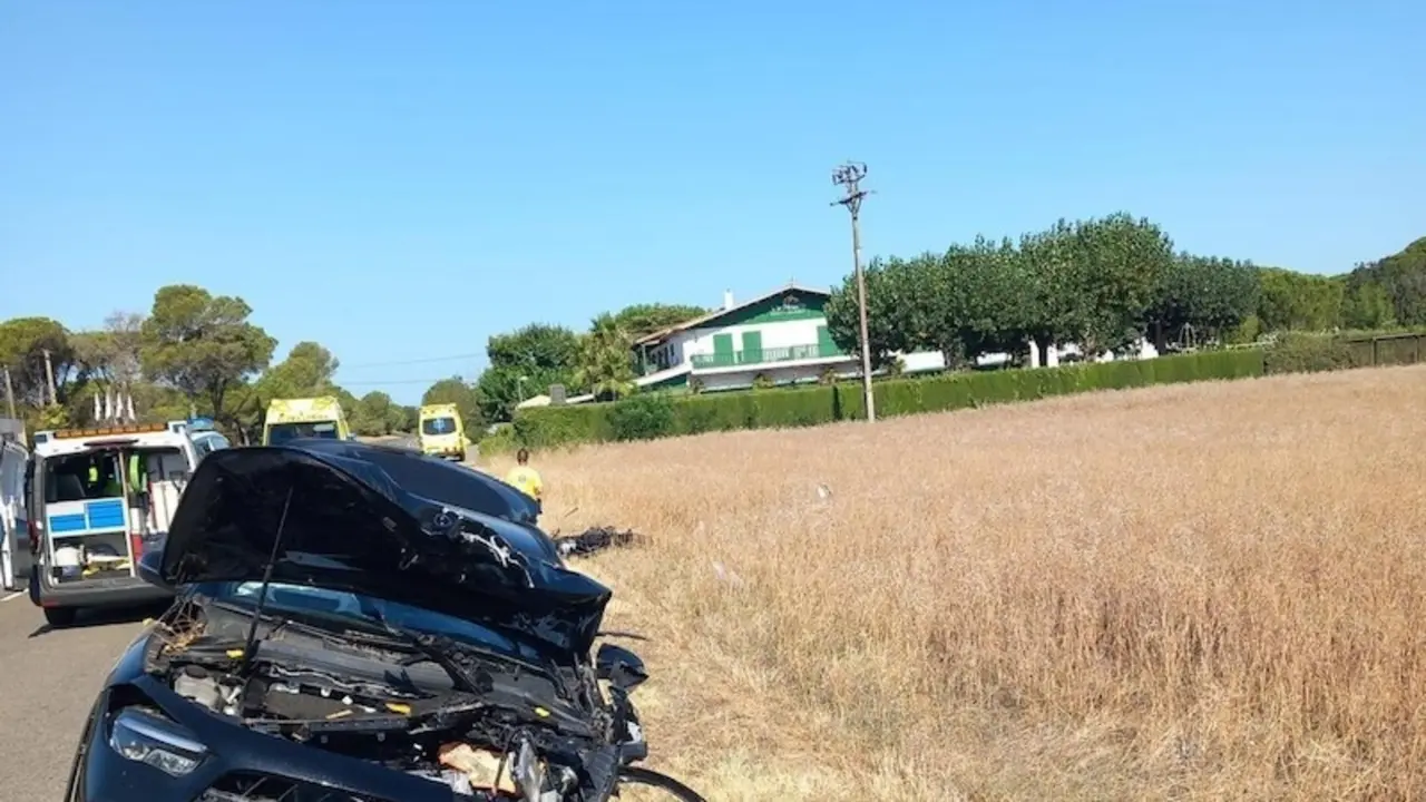 Muere un motorista al chocar con un coche y, de rebote, con otra motocicleta, accidente de tráfico, choque, colisión,