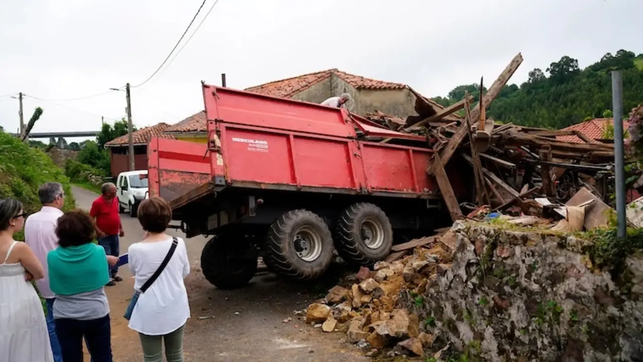 Mueren un padre y su hijo de 10 años al estrellarse el tractor en el que iban