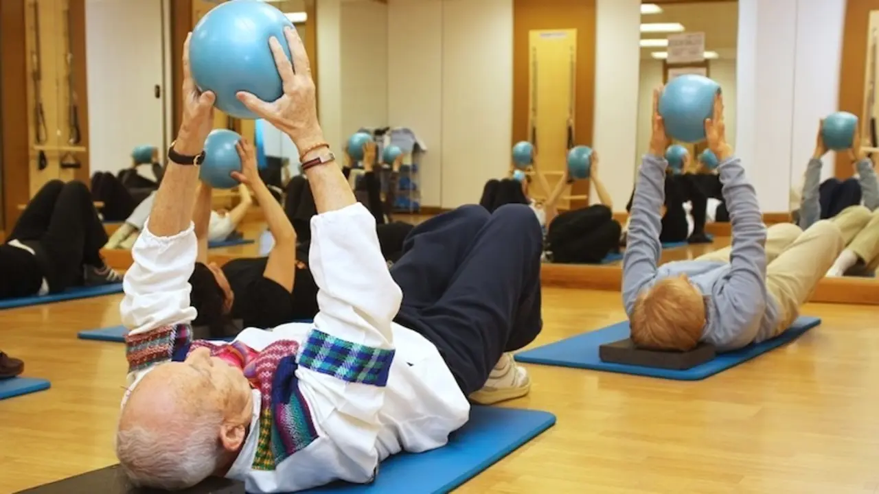 El Ayuntamiento de Ciudad Real amplía los cursos y actividades para mayores. En la imagen de archivo mayores en un taller de pilates