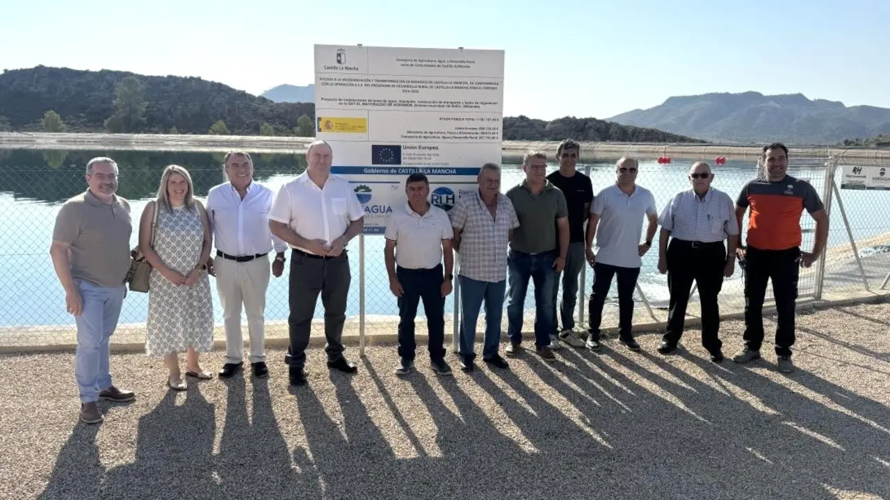 El consejero de Agricultura, Ganadería y Desarrollo Rural de Castilla-La Mancha, Julián Martínez Lizán, durante la visita que ha realizado a la Comunidad de Regantes La Horca-Agramón