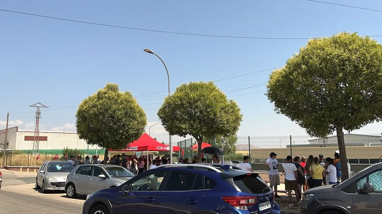 Seguimiento unánime de la primera jornada de huelga parcial en la planta de Optimal Care en Yunquera de Henares (Guadalajara)